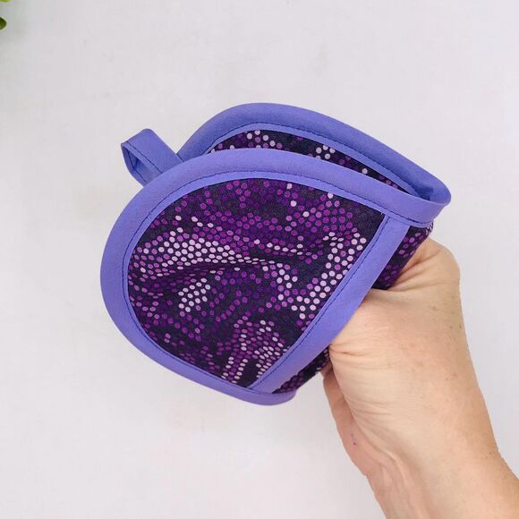 Set of 2 Finger Hotpad Potholders, Purple Swirled Dots, 2 Piece Baking Set - Picture 5 of 6